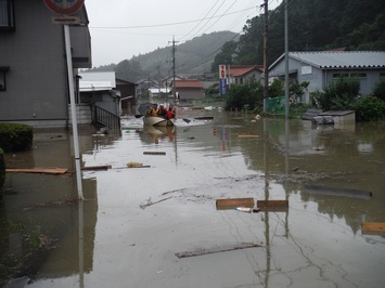 7月豪雨災害による被害の様子。写真は江津市桜江町で建物の1階部分まで水没し、ボートで避難する住民。