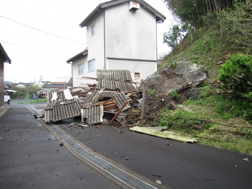 県西部を震源とする地震による落石被害の写真。落石により、建物が全壊している様子。