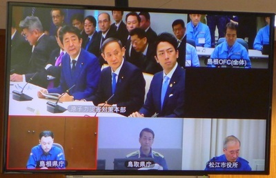 国対策本部や関係機関とのＴＶ会議の様子