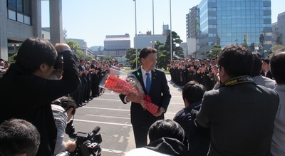 職員に出迎えられ、初登庁する丸山知事