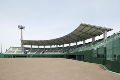 リニューアルした浜山公園野球場メインスタンド