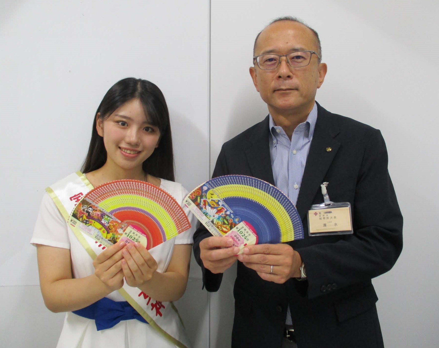 ハロウィンジャンボ宝くじの幸運の女神来庁時の写真