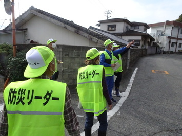 グループごとにまちあるきを実施