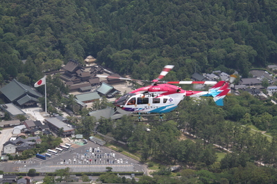 出雲大社上空を飛行している写真