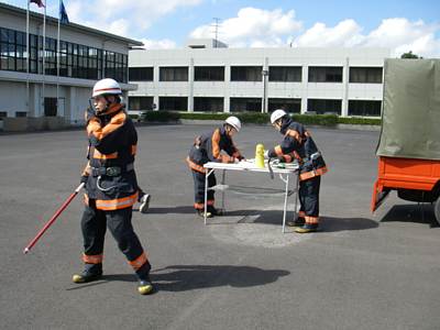 現場で指揮を執る