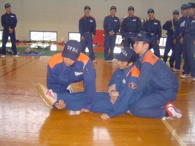 背後から抱える 背後から抱える