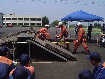 下敷きになった人を救出 下敷きになった人を救出