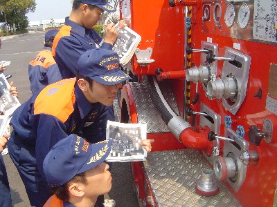 タンク車の構造を熱心に学ぶ学生