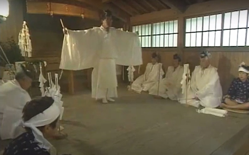 日吉神社庭の舞