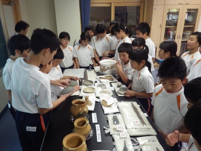 出土品説明の様子２