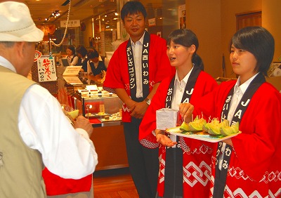 にほんばし島根館でメロンをふるまう益田翔陽高校の生徒