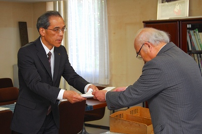 答申を受け取る今井教育長