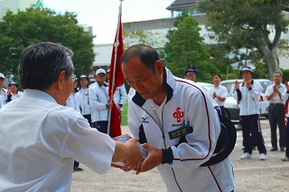 知事から総監督へ激励金が渡されました