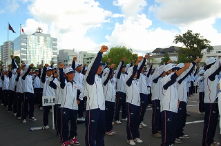 「エイ、エイ、オー！」と気勢を上げる選手団