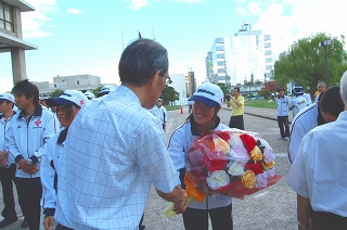 選手団と握手をする今井教育長