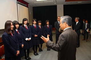 溝口知事から激励を受ける生徒