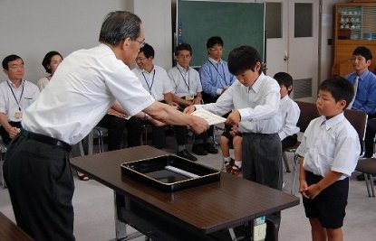 教育長から表彰される子ども神楽団