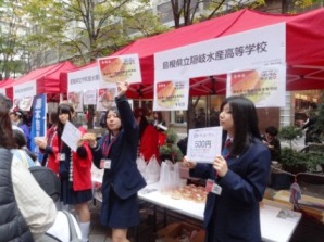 実食イベントで販売する生徒