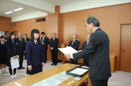 教育長から表彰状授与