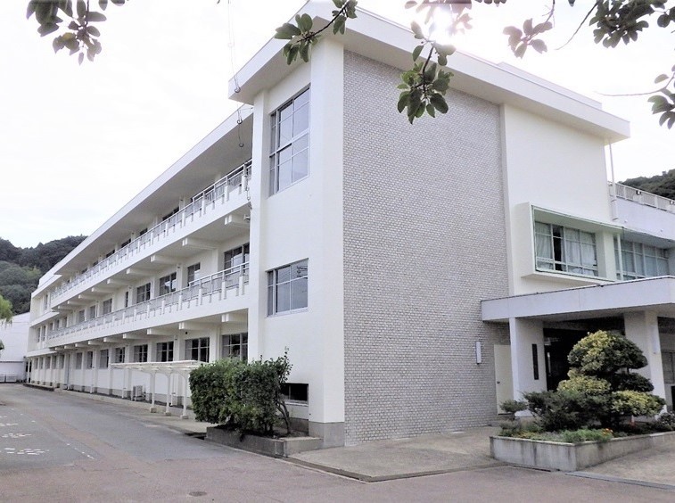 令和４年度益田高等学校管理棟（外壁改修）