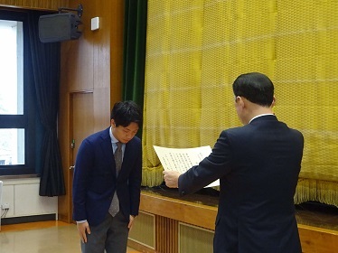 トレンドの表彰状授与の様子