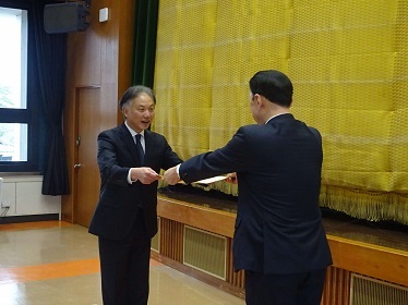 イーウェルの表彰状授与の様子