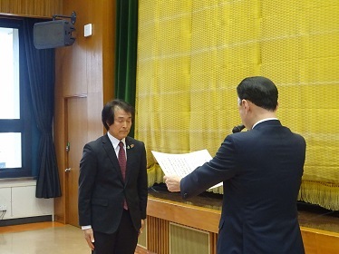 ヘルスサイエンスセンター島根の表彰状授与の様子