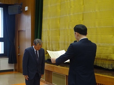 オーサンの表彰状授与の様子