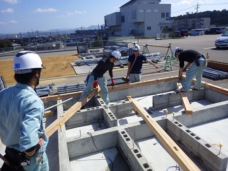 土台の敷き込みの風景です