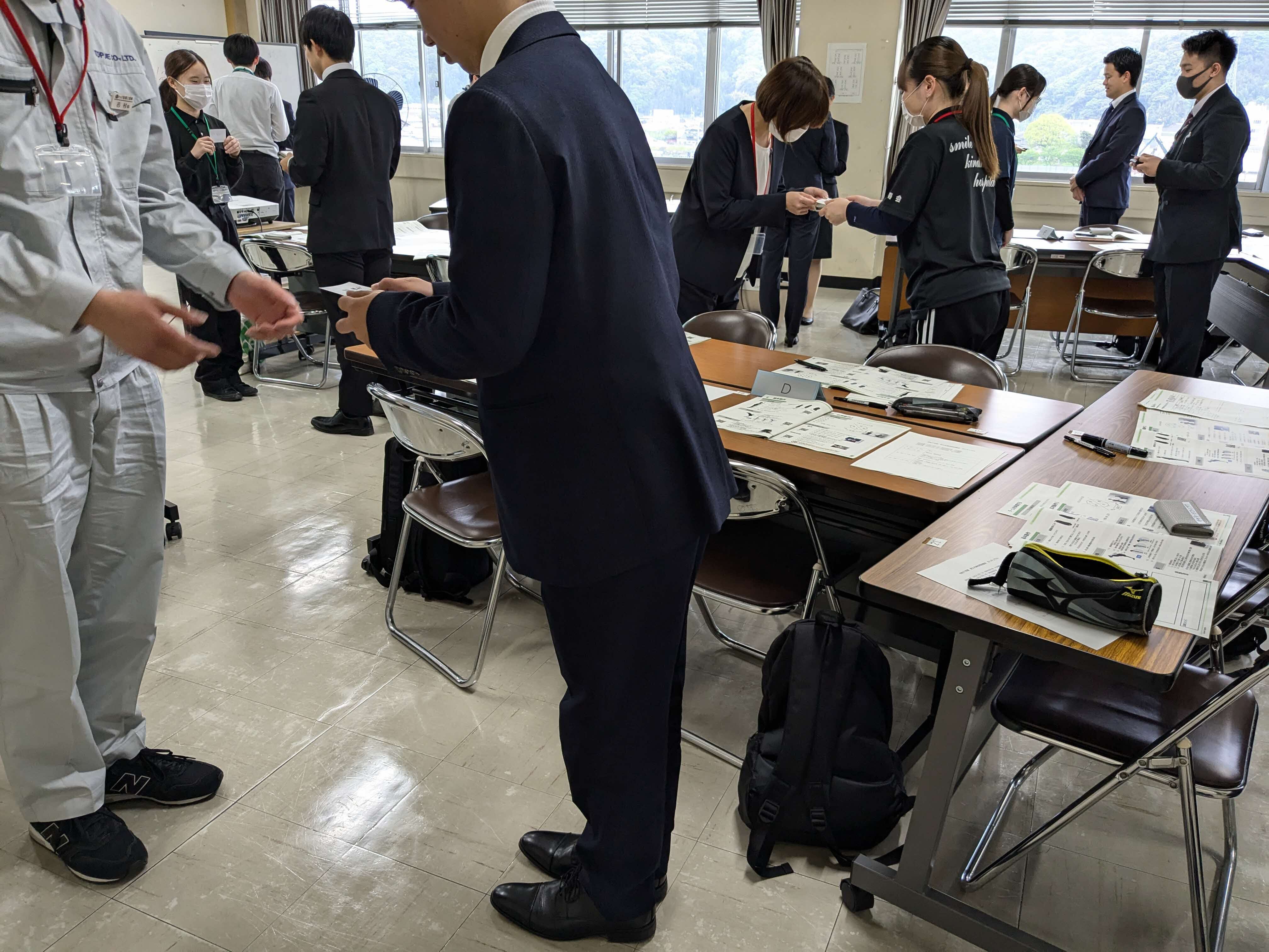 名刺交換の様子
