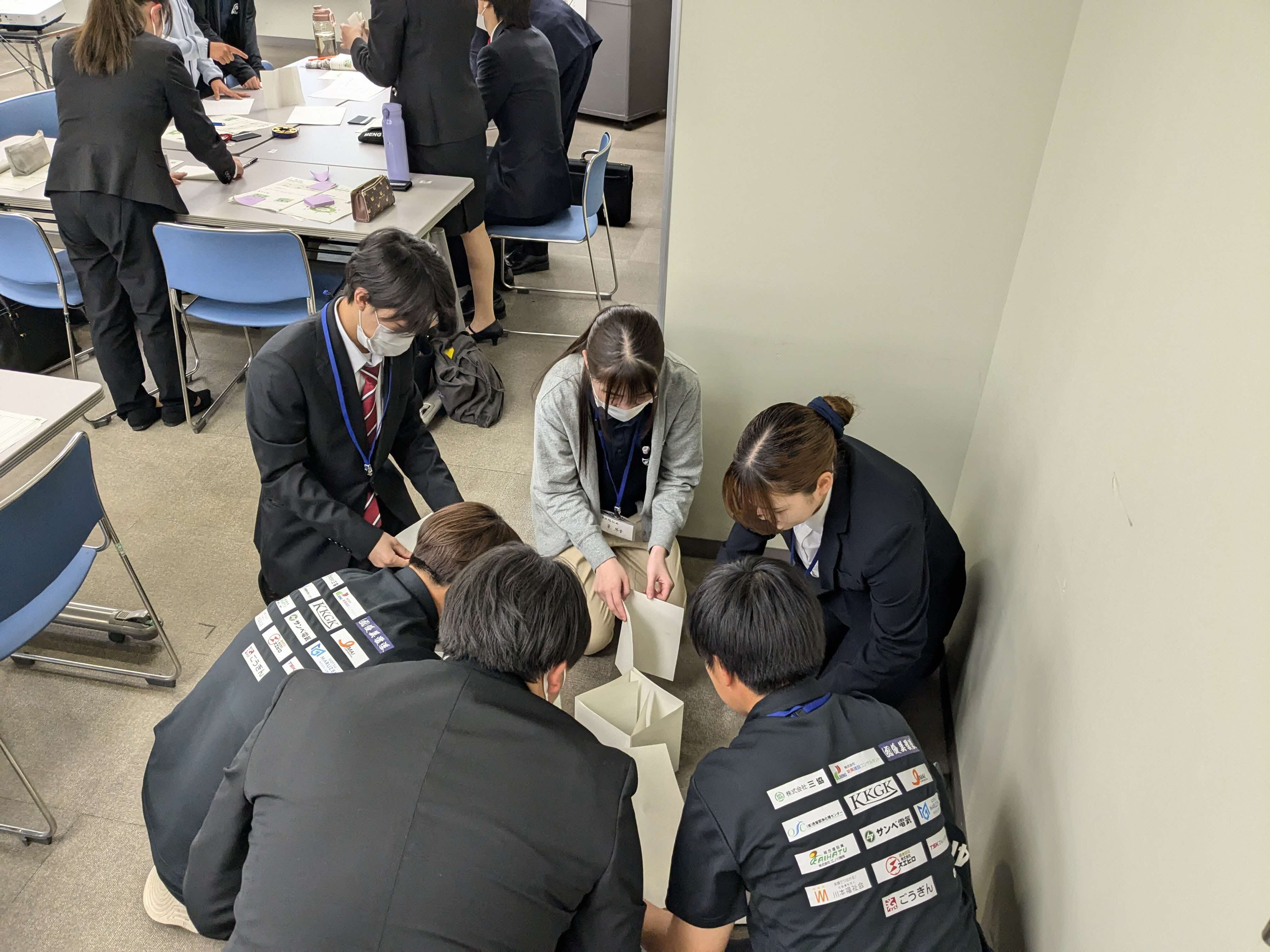 グループワークで力を合わせる様子