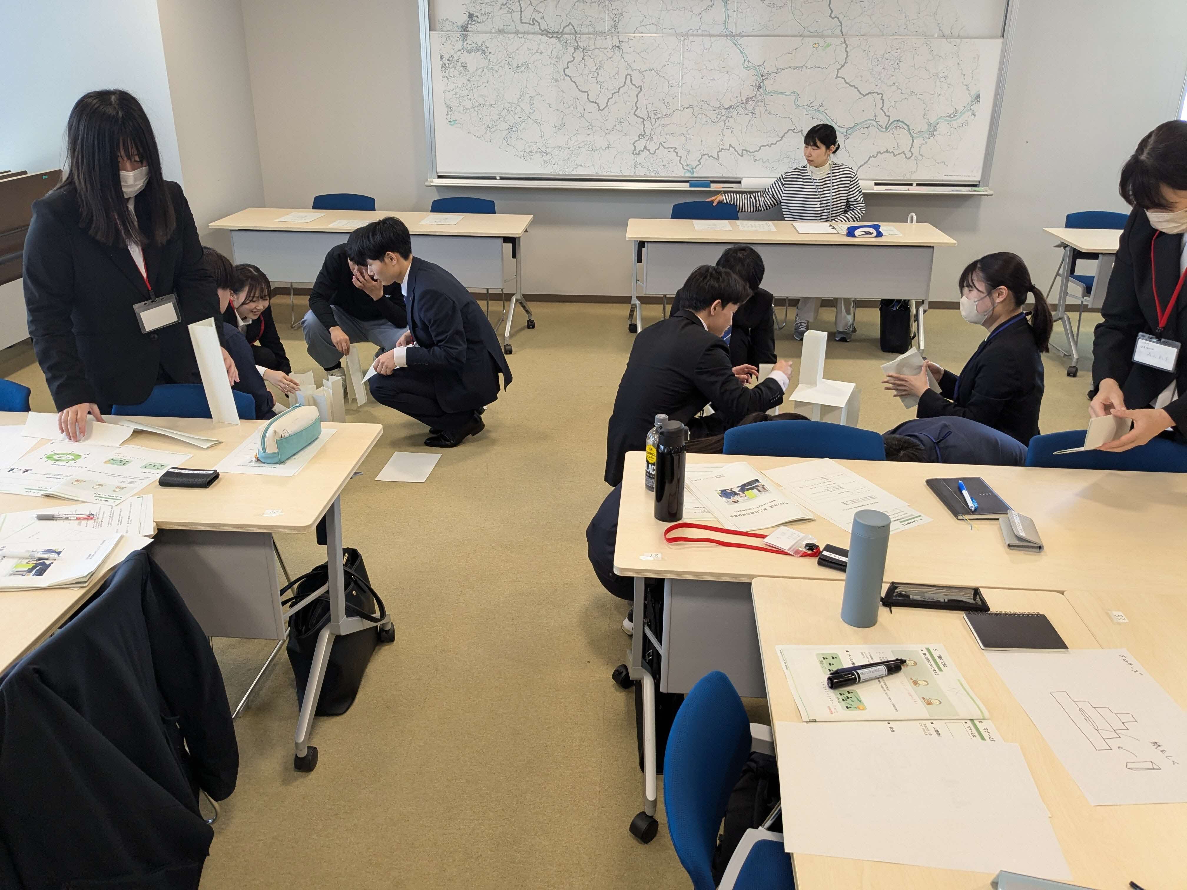 グループワークに取り組む受講生