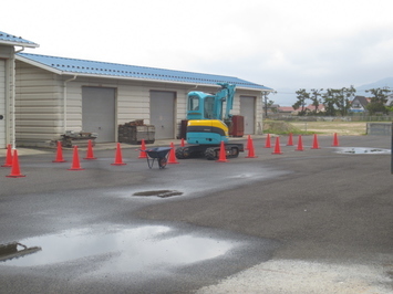 重機を作業場まで動かしています