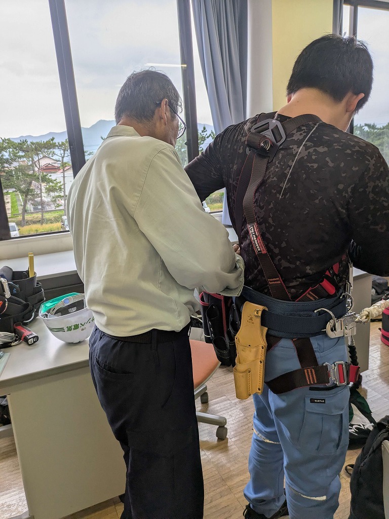 フルハーネス型墜落制止用器具装着方法