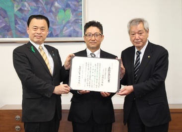 神戸天然物化学株式会社調印式記念撮影写真