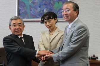 調印式：左から溝口知事、湯野川代表取締役、松浦市長