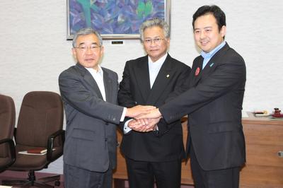 調印式の様子：左から溝口知事、石川社長、福原益田市長