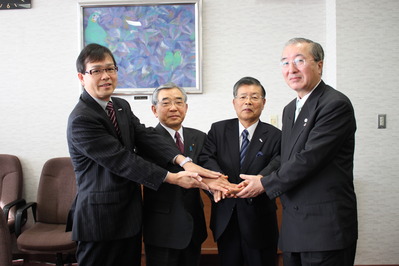 日本システム開発（株）と知事の握手