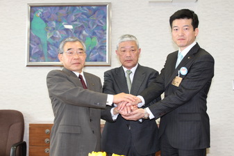 調印式：左から溝口知事、阿知波社長、山本益田市長（平成２６年３月１７日）