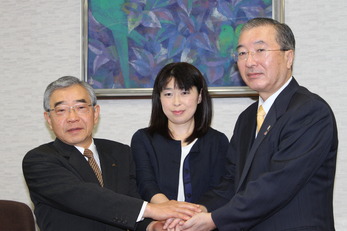 調印式の模様：左から溝口知事、三瀬代表取締役、松浦松江市長