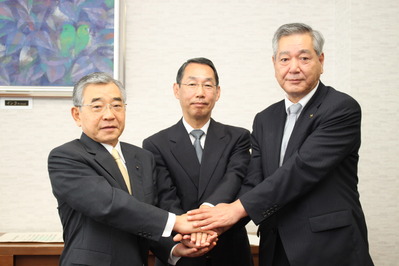 調印式の様子：左から溝口知事、林田社長、山下江津市長