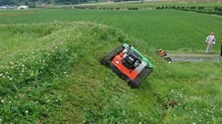 リモコン除草機による畦畔除草