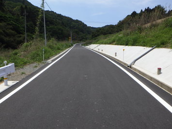 浜田市櫟田原町の完成した農道の様子