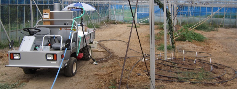 自作温湯潅中機を使って白紋羽病を防除している様子