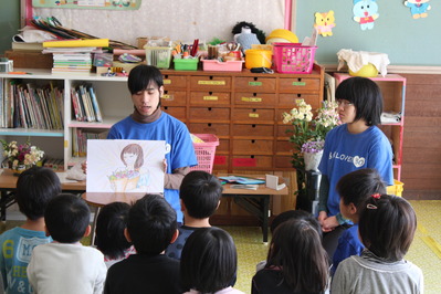 紙芝居をする学生