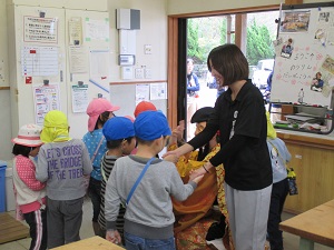 握手する園児と学生