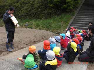 島根県 園児たちとじゃがいもを植えました トップ しごと 産業 農林業 地方機関 農林大学校 野菜専攻
