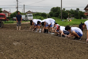 平田高校生播種体験の様子