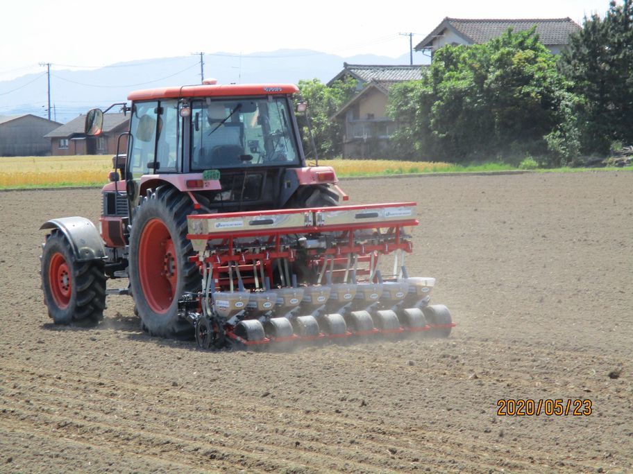 播種作業中の高速高精度汎用型播種機