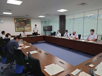 本実証に対する期待を述べられる部会長の写真
